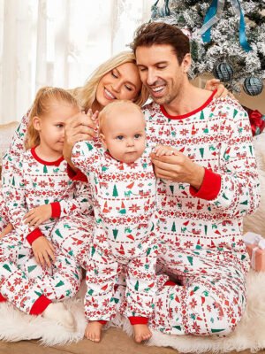 Pyjama Noel blanc de lhiver avec motifs modernes famille assise devant le sapin