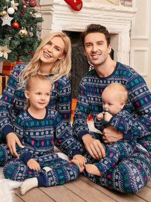 Pyjama Noel hiver motifs modernes famille bleu fonce famille assise pres dun sapin