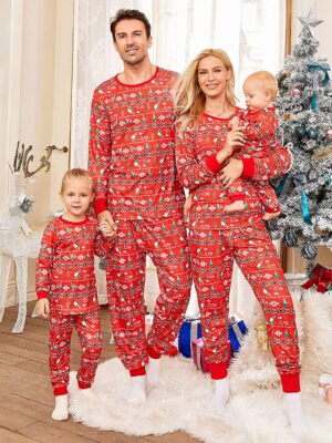 Pyjama de Noel hiver motifs modernes famille rouge debout devant un Sapin
