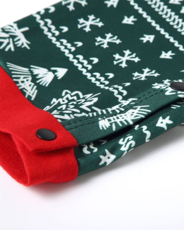 Pyjama de Noël vert moderne aux motifs hivernaux, flocons, sapins