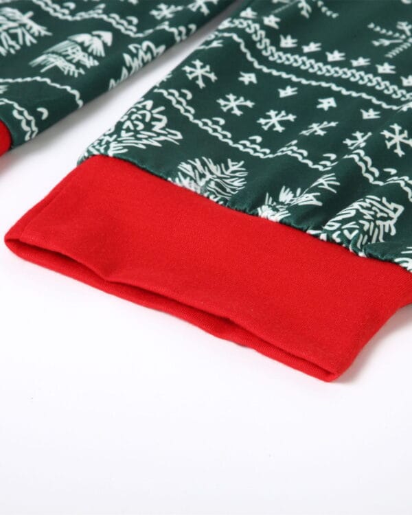 Pyjama de Noël vert moderne aux motifs hivernaux, flocons, sapins